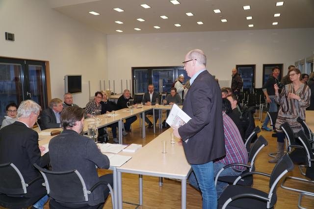 Vbgm. Michael Steskal (stehend) verlässt die Sitzung nach der Abstimmung über die Vertraulichkeit. Er hätte sich gerne öffentlich erklärt, nicht aber in einer geheimen Sitzung.