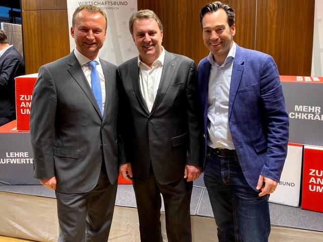 WB Purkersdorf gratuliert: Im Bild Vorstandsmitglied Michael Holzer und Wirtschaftsbund Teilbezirksobmann Andreas Kirnberger gratulierten Wirtschaftsbund Spitzenkandidaten Wolfgang Ecker.