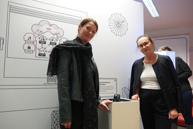 Astrid Leitinger (Leitung BFi Zell am See) und Angela Riegler (Leiterin AK-Konsumentenschutz und Ausstellungsmacherin) mit dem smarten Roboter.