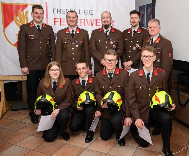 Karoline Mitterlehner, Simon Mitterlehner, Lukas Pfeiffer, Paul Schmidt (alles Angelobte; mit Helm, vorne), Kommandant-Stv. Michael Kirchberger, Franz Stöger, Thomas Erlinger, Florian Hattinger, Kdt. Reinhard Voithofer (hinten, v. l.)