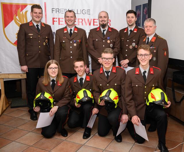 Karoline Mitterlehner, Simon Mitterlehner, Lukas Pfeiffer, Paul Schmidt (alles Angelobte; mit Helm, vorne), Kommandant-Stv. Michael Kirchberger, Franz Stöger, Thomas Erlinger, Florian Hattinger, Kdt. Reinhard Voithofer (hinten, v. l.) | Foto: Wolfgang Fuchs, FF Meggenhofen