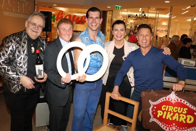 Zauberer Alexander, Passage-Boss Anton Bosch, Zirkusdirektor Alexander Schneller, Passage-Managerin Viktoria Lorbeer, Schi-Legende Hans Enn.
