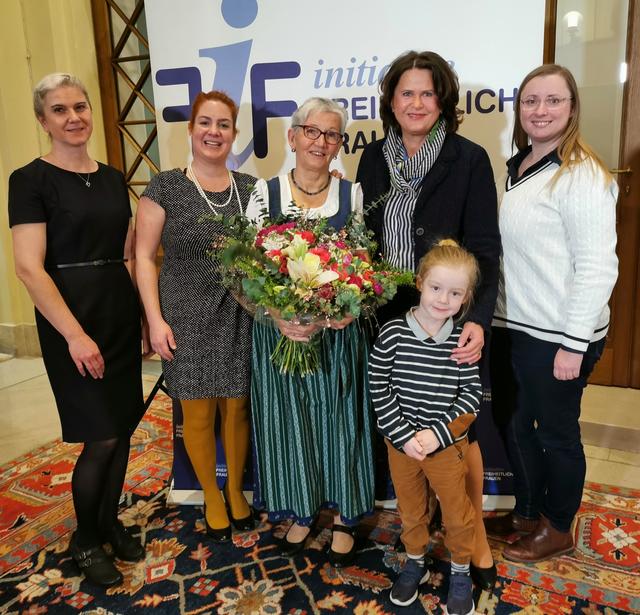 Elke Liebminger, Hofstettens GR Julia Nußbaumer, NÖ-Nominierte Christine Enne, IFF NÖ-Obfrau NRAbg. Edith Mühlberghuber, Ludwig Nußbaumer und Alexandra Hadek bei der Aelia-Verleihung im Palais Epstein.