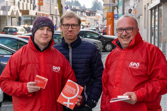 Sandro Entholzer, Fraktionsvorsitzender Markus Obermair und Klaus Petermandl bei der Verteilaktion am Welt-Frauentag.