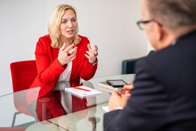 Bundesrätin Doris Hahn macht zum Internationalen Frauentag auf die Dialogtour zum Thema Arbeit aufmerksam.