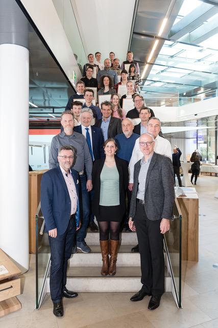 Die Preisträger mit ihren Lehrherren und der Jury sowie den Vertretern der Landesinnung der Tischler und Holzgestalter und proHolz Tirol.
