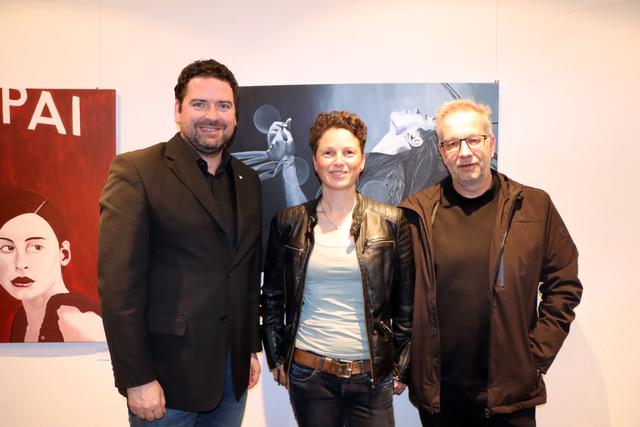 Ausstellungseröffnung in der Rathaus-Galerie Landeck: Natanja Gstir mit Bgm. Wolfgang Jörg (li.) und Kulturreferent Peter Vöhl (re.).