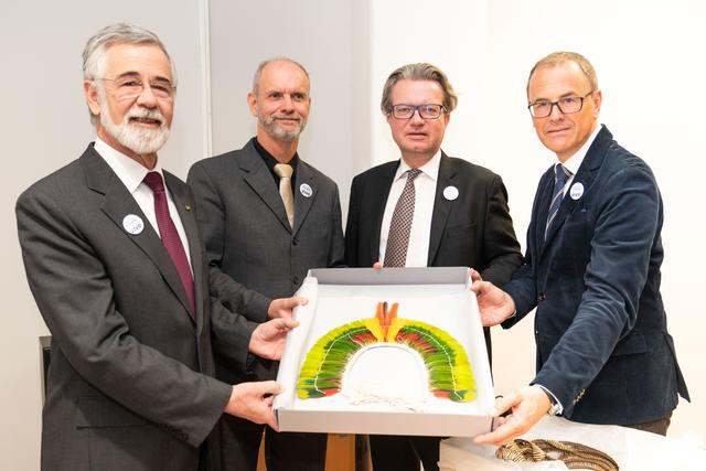 Botschafter José Antonio Marcondes, Museumsdirektor Alexander Kellner, Kulturlandesrat Christopher Drexler und Universalmuseum Joanneum-Direktor Wolfgang Muchitsch (v.l.) präsentieren einen Federschmuck aus der Sammlung Lukesch.
