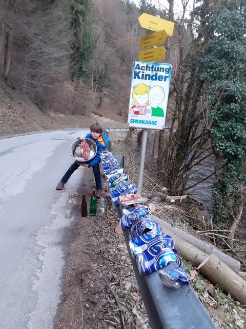 Nico Hanus mit dem eingesammelten Müll, der von gedankenlosen Autofahrern weggeworfen wurde.