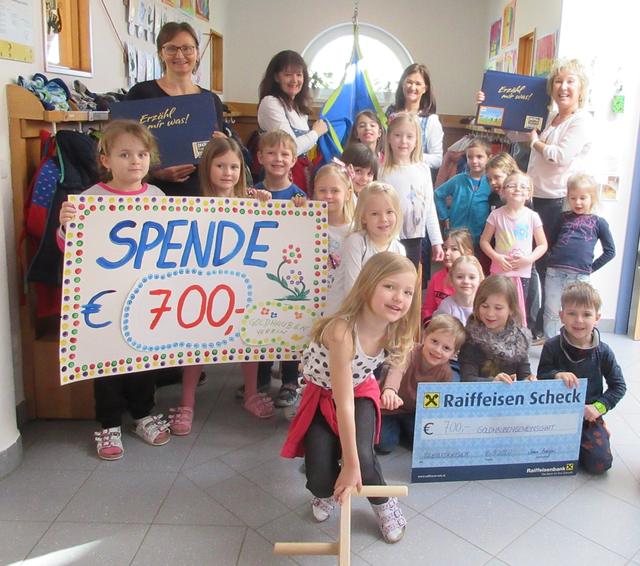Der Kindergarten Geboltskirchen erhielt eine Spende von 700 Euro von den hiesigen Goldhauben überreicht.