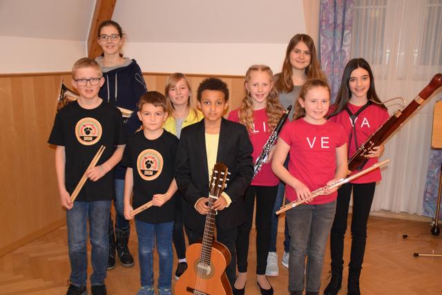 Paul Sickinger, Anna Scharinger, Dominik Stuhlberger, Anja Hofstadt, Benni Atatah, Linda Gittmaier Elena Otteneder, Verena Angermair und Valentina Krausgruber (v. l.).