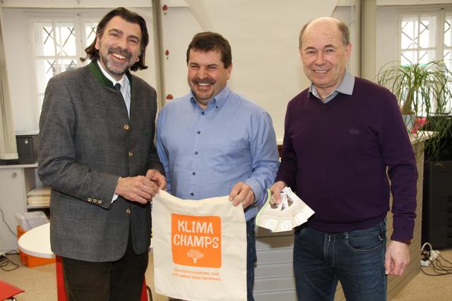 Klima schützen lohnt sich! Auch Alois Kohler hat fleißig Klimapunkte gesammelt und wurde dafür von Bürgermeister Josef Wallner und Vizebürgermeister Anton Fabian mit Deutschlandsberger Einkaufsgutscheinen im Wert von 40 Euro belohnt.