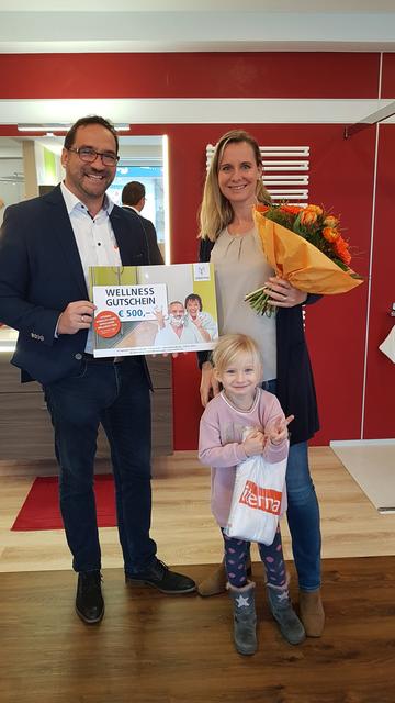 Die Gewinnerin freut sich über den Gutschein.