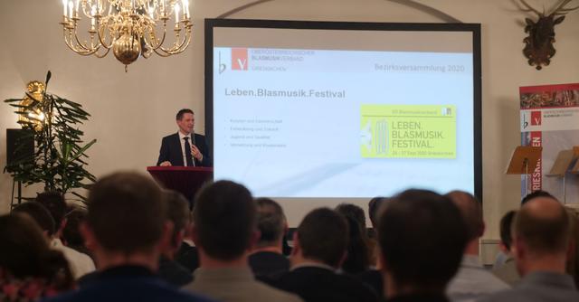 Bezirks-Kapellmeister Hermann Pumberger bei der Präsentation des LEBEN.BLASMUSIK.FESTIVALs
Nähere Informationen unter leben-blasmusik-fetival.at 
 | Foto: Georg Rabengruber