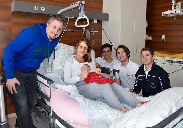 Mathias und Kerstin Lehner mit Charlotte sowie den Geburtshelfern Dario Stohlawetz, Max Wollendorfer und Dominik Ofner.
