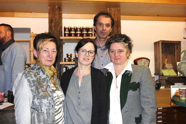 Wirtschaftsfrühstück im Bauernladen der "Erzhoamat" in Eisenerz: Bürgermeisterin Christine Holzweber, Mitarbeiterin Verena Gallhofer, Alexander Sumnitsch (WKO) und Geschäftsführerin Sandra Fahrsbacher.
