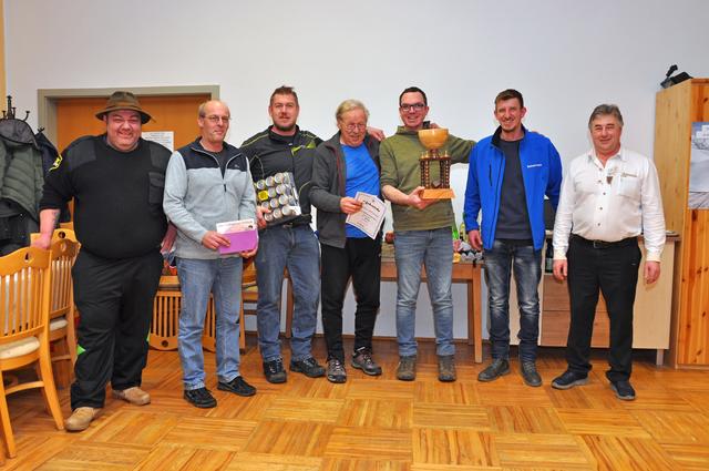 Helmut Holzinger, die Moarschaft "Genußspecht", Johann Schmidberger und Wirt Robert Steinbichler (v.li.)