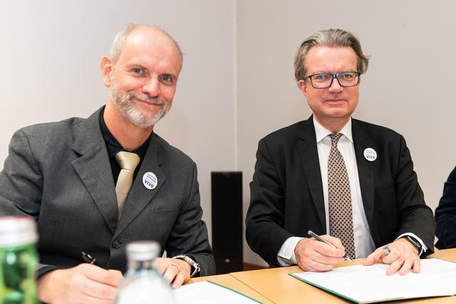 Museumsdirektor Alexander Kellner (l.) und Kulturlandesrat Christopher Drexler bei der Unterzeichnung des Schenkungsvertrages