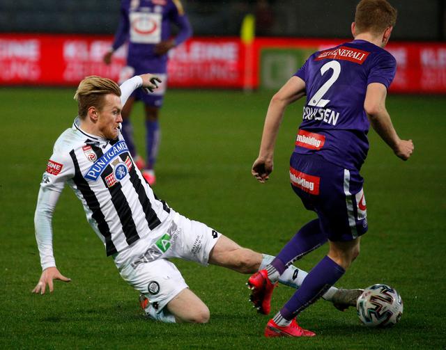 2020: Kevin Friesenbichler geht im schwarz-weißen Trikot des SK Sturm auf Torjagd in der Meistergruppe.
