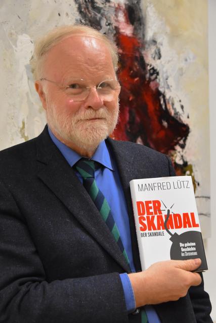 Autor Manfred Lütz mit seinem Buch.