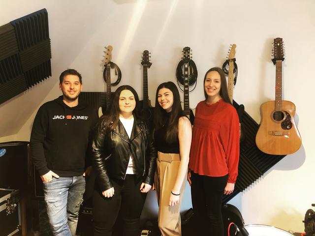 Im Musikunterricht haben Pia Putz, Michelle Horvath und Elisa Kovacs (von links) mit ihrem Musiklehrer Aaron Kroboth einen Song komponiert und im Studio aufgenommen.
