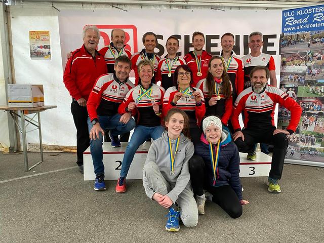Die Läufer aus St. Veit rund um Kevin Wallner (hinten 3.v.r.) räumten bei den Landesmeisterschaften im Crosslauf ordentlich ab.