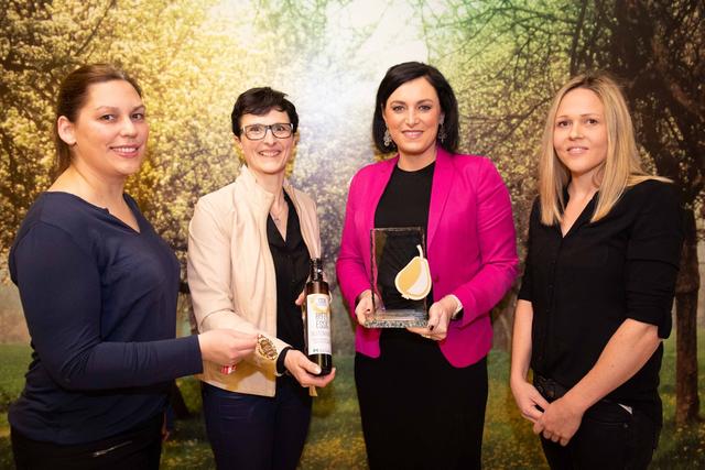 Landwirtschaftsministerin Elisabeth Köstinger (Zweite von rechts) gratulierte den Bio-Essigmacherinnen Barbara Peterseil, Eva Eder und Birgit Stutz (von links).