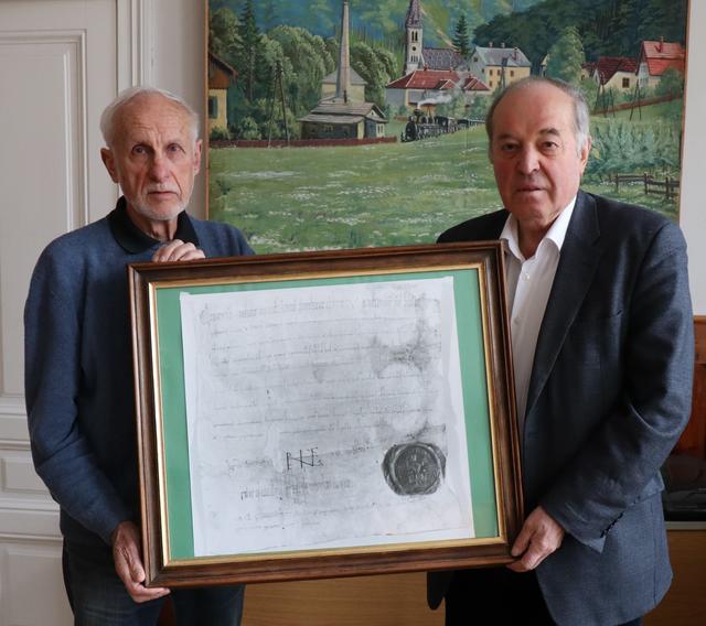 Helmut Heimel und Wolfgang Stiawa vom Museum Weissenbach mit einer Kopie der Urkunde aus dem Jahr 1002.