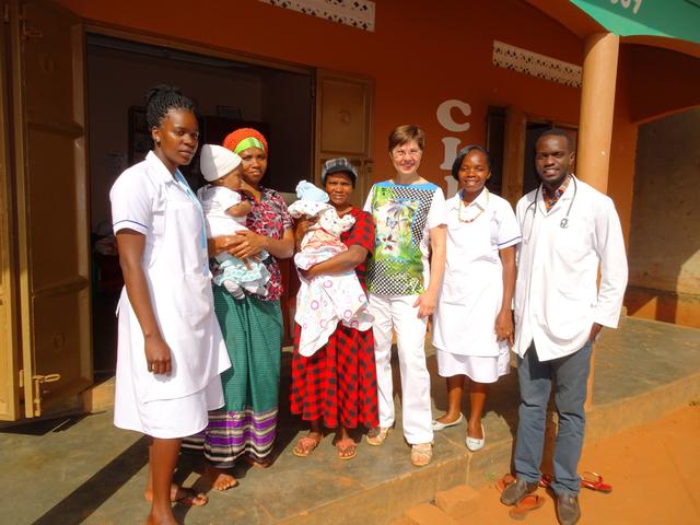 Hilfe für Uganda: Christine Fenböck (3.v.r.) hat den Verein "Helping Hands Family" ins Leben gerufen.