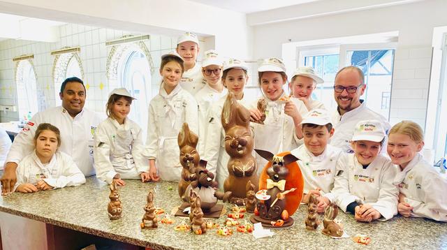 Begeistert und engagiert gossen die zwölf Mini-Köche ihre eigenen Schoko-Osterhasen in der Konditorei Semmelrock.