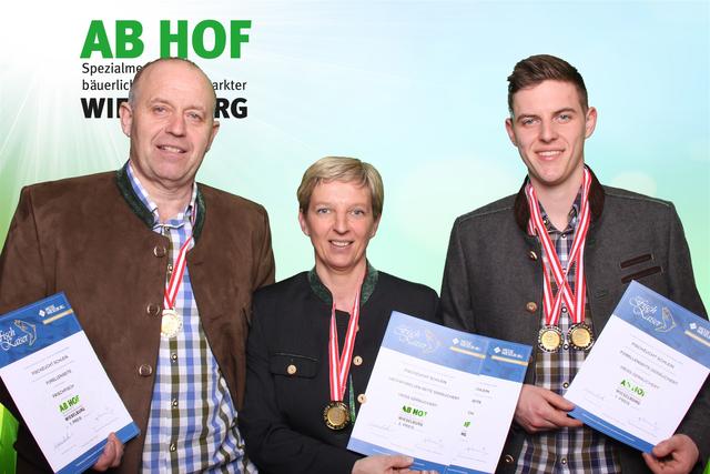 Familie Schlein stolz mit den Urkunden.