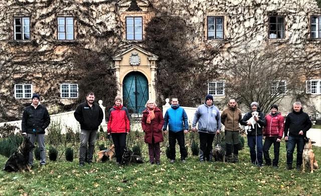 Am Foto: Michael W., Josef Kohzina, Nicole G., Schlossherrin Mag. Dr. Harriet D-K., Günther D., Markus St., Wolfgang L., Jürgen G., Markus P., Joachim P.