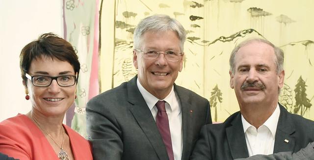 Arnold Auer (rechts) – hier mit Gesundheitsreferentin Beate Prettner und Landeshauptmann Peter Kaiser – war lange Betriebsratsvorsitzender der Kabeg.