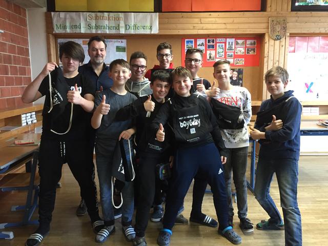 Beim "Boysday": Alen, Fabian, Luka, Maximilian, Aaron, Lucijan, Tobias, Matthias, Lukas mit Christian Huisbauer