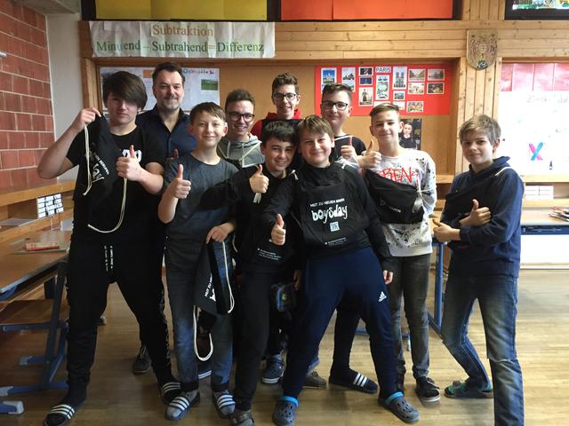 Beim "Boysday": Alen, Fabian, Luka, Maximilian, Aaron, Lucijan, Tobias, Matthias, Lukas mit Christian Huisbauer | Foto: NMS Großwarasdorf