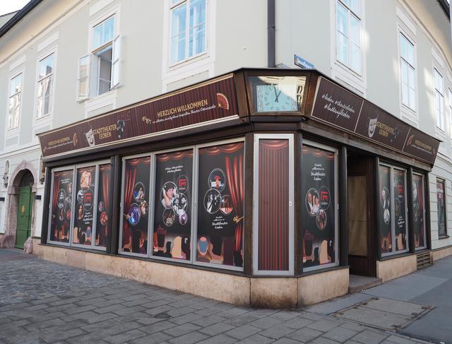 Die Schaufenster des ehemaligen Juweliergeschäftes Payer neben dem Stadttheater Leoben wurden ansprechend gestaltet.