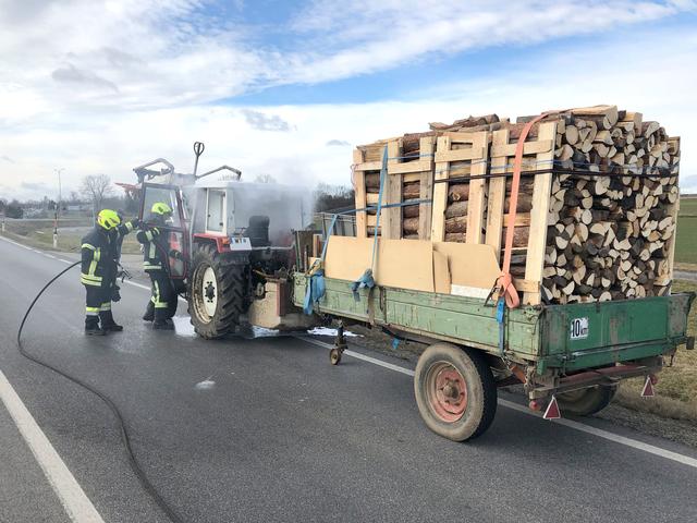 Der Traktor fing plötzlich Feuer. Der Lenker kam mit dem Schreck davon.