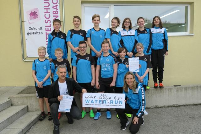 Klassenvorstand Christine Rosenberger (vorne re.) mit "Wasserläufer" Fritz Kieninger und Schülern