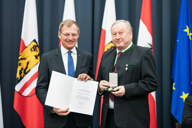 Ehrenbezirksobmann des OÖBV Hermann Stallinger mit LH Mag. Thomas Stelzer