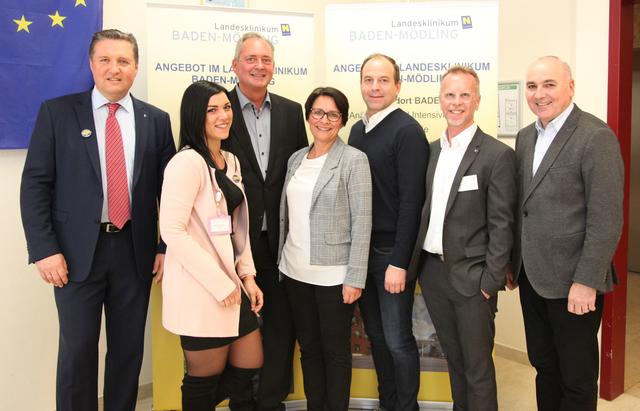 (v.l.n.r.): Mag. Markus Zemanek, kaufmännischer Direktor; Alexandra Sidy, Schulsprecherin; Dipl. KH-BW Nikolaus Jorda, Stv. Kaufmännischer Direktor; DGKP Patricia Watschinger, Bereichsleitung OP; DGKP Stefan Gruber-Traint, Bereichsleitung Pflegedirektion; Thomas Mörth, BScN, Schuldirektor; Prim. Univ. Doz. Dr. Johann Pidlich, Ärztlicher Direktor