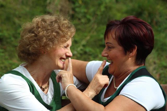 RoseMarie Popp und Franziska Kren-Leitgeb, die beiden Märchenerzählerinnen der Lipizzanerheimat