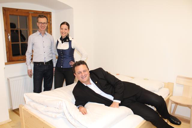 "Zimmertester" Bürgermeister Horst Hufnagl (vorne) mit Peter Leeb und Burgleiterin Marietheres Weixlbaumer.