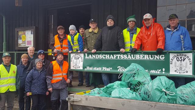 Umweltschutz & Ortsbildverschönerung: Der Siedlerverein Arbing befreit Straßenzüge südlich der B3 seit 2014 vom Müll.