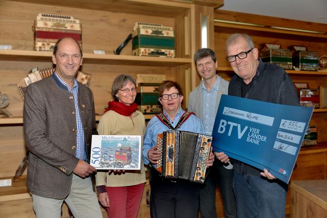 Große Freude bei der Lebenshilfe Reutte über die Hilfe des Reuttener Unternehmens v.l.: Michlbauer Geschäftsführer Heinrich Schedler, Harmonikalehrerin Marie-Luise Witting mit ihrem begeisterten Harmonikaschüler und Lebenshilfemitglied Wendelin Prantl, Musikschuldirektor Johannes Petz und Lebenshilfe-Reutte-Kassier Anton Brandner.