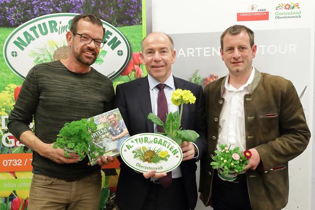 Karl Ploberger, Landesrat Max Hiegelsberger und Landesgärtnermeister Hannes Hofmüller bei der Präsentation der diesjährigen Gartenlandtour.