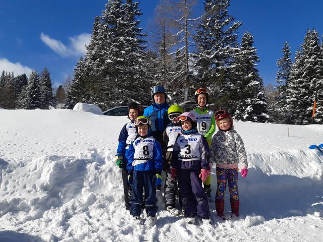 Die erfolgreichen jungen Sportler aus St. Nikolai im Sausal freuen sich über ihre Medaillen.