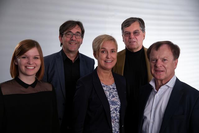 Junges Team feiert 435 Jahre Leykam: Lisa Schantl, Wolfgang Hölzl, Dagmar Holzmann, Berater Herwig Hösele, Eigentümer Leopold Gartler.