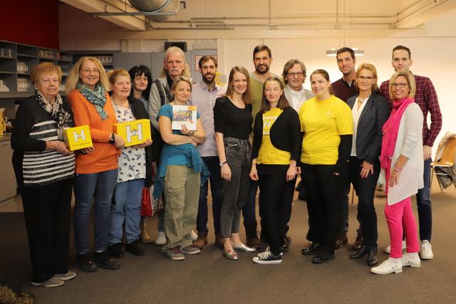 Hermi Czaak, Susanne Pospischil, Renate Ornik, Irene Schickelgruber, Rudolf Wammerl, Susanne Adler, Gemeinderat Johannes Dungl, Stadträtin Kristina Mandl, Gemeinderat Roman Scheider, Hilfswerk-Obfrau Gabriele Preßlinger-Bukovica, Franz Ornik, Ruth Heinisch, Stadtrat Jürgen Trimmel, Gemeinderätin Anita Krammel, Gemeinderätin Margarete Insam-Polleros, Gemeinderat Julian Brugger
Bildtext 2: das Hilfswerk-Team v.l.n.r. Susanne Pospischil, Sylvia Parger, Hilfswerk-Obfrau Gabriele Preßlinger-Bukovica, Ruth Heinisch, Hermi Czaak (Foto: Julian Brugger)