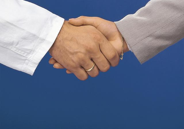 Händeschütteln ist out – das soll helfen die Übertragung des Corona-Virus zu verlangsamen.