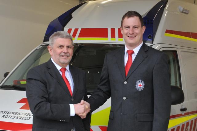 Richard Niedermüller übergibt das Amt des Ortsstellenleiters der Rot Kreuz-Ortsstelle Riedersbach an seinen Nachfolger Martin Mandl.